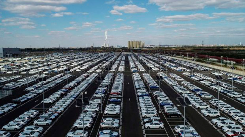 The Chinese car market is on the verge of collapse because of the inflexibility of Beijing