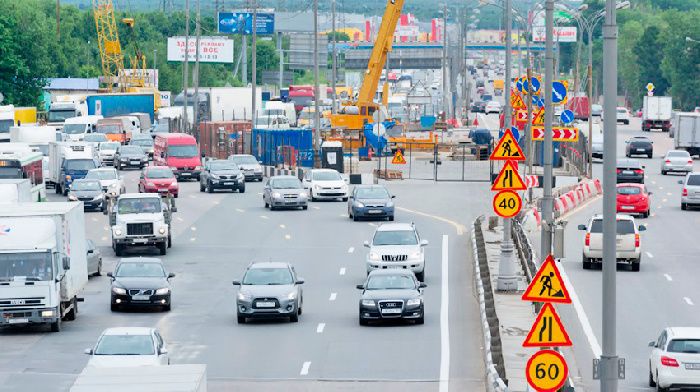 Traffic in the center of Moscow and for MKAD difficult road builders