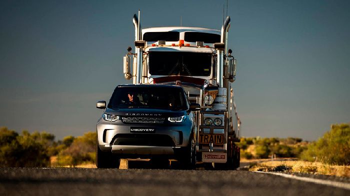 Land Rover Discovery managed to move 110-ton road train