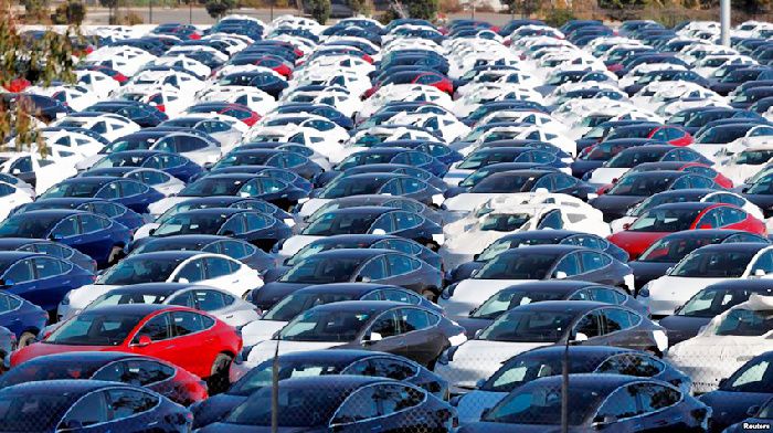 Tesla Model 3 arranged at home, "the tornado effect"