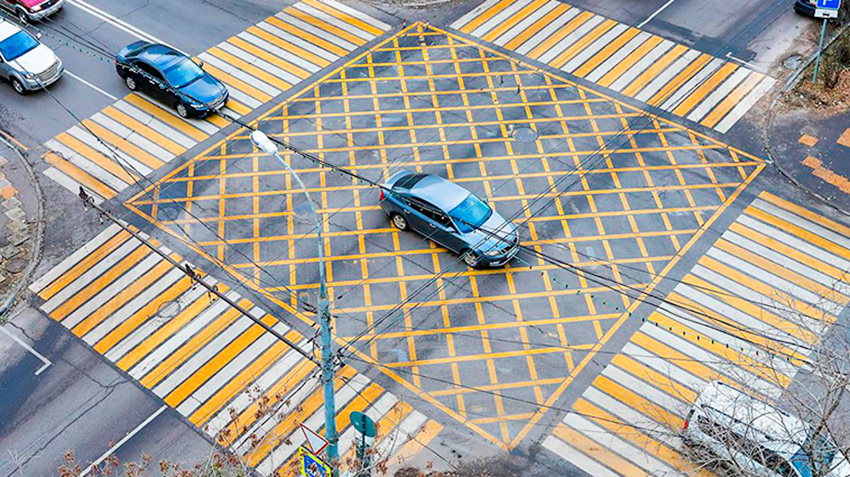 The traffic police started to fine drivers for stopping on waffle irons