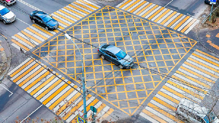 The traffic police started to fine drivers for stopping on waffle irons