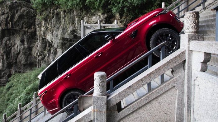 Range Rover Sport climbed a ladder with a length of 999 steps