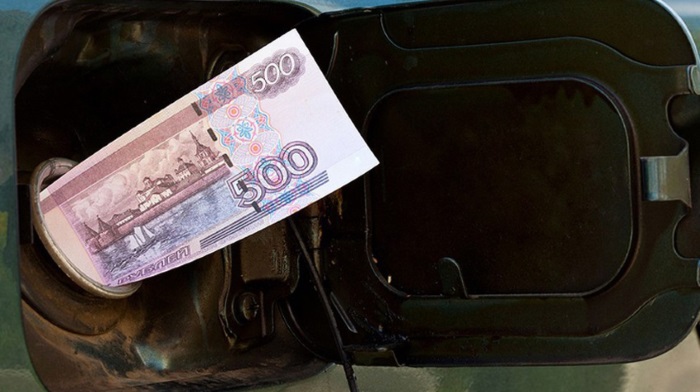 How many Russians spend on gas?