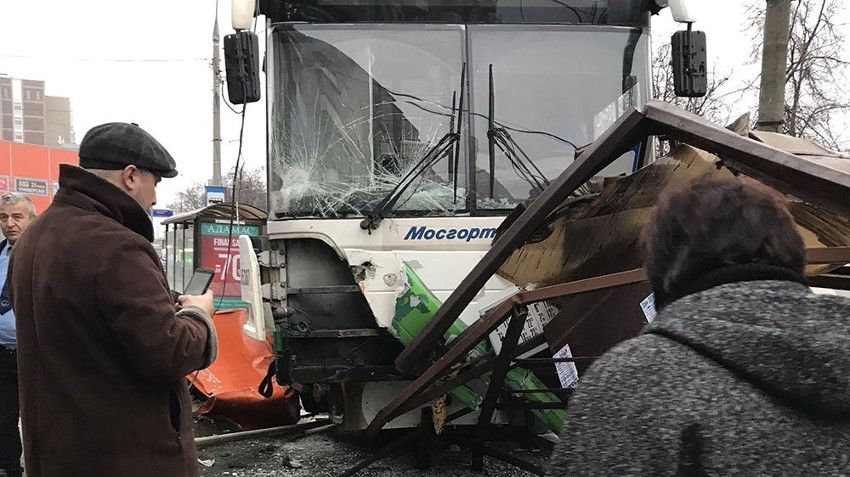 In Moscow, the bus drove to a stop