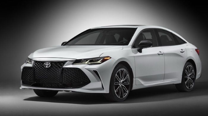 New sedan Toyota Avalon followed in the footsteps of the Camry