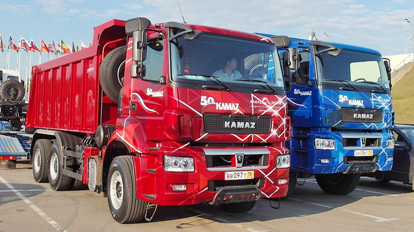 On the Russian market of new trucks leading KAMAZ and MAZ