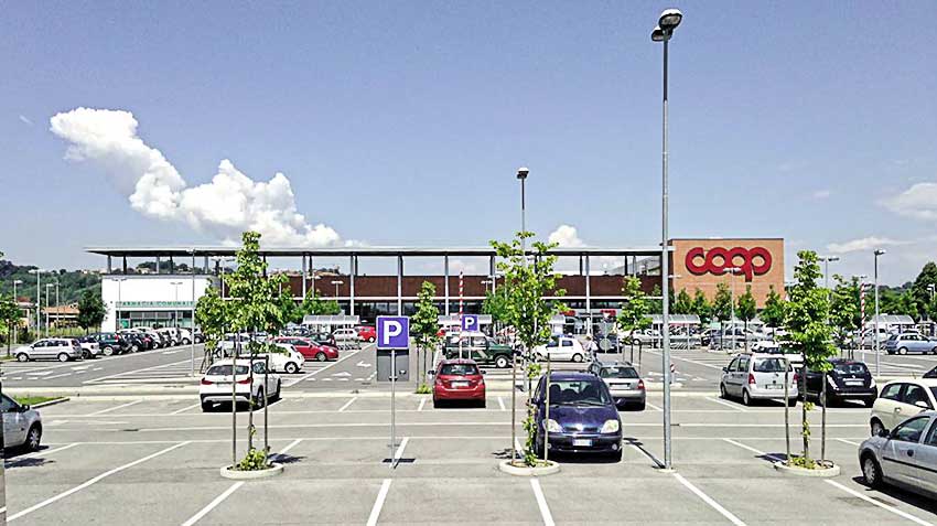 The new law will oblige the owners of the shopping center to expand the road