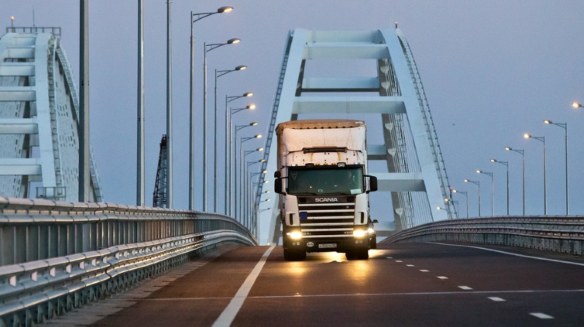 On the Crimean bridge began the movement of trucks