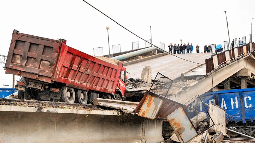 In the Amur region of the collapsed bridge nearly crushed man and a freight train