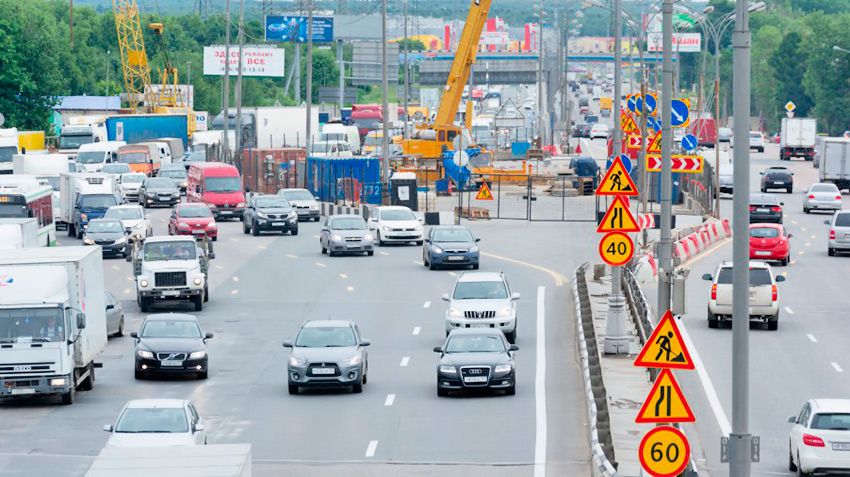 Traffic in the center of Moscow and for MKAD difficult road builders