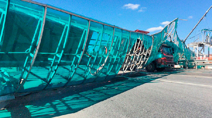 The truck demolished the pedestrian bridge at the Yaroslavl