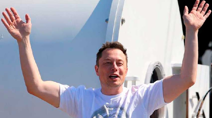 On Tesla are gathering financial clouds
