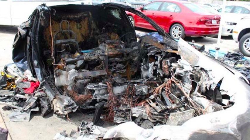 Three Tesla Model S on fire after an accident