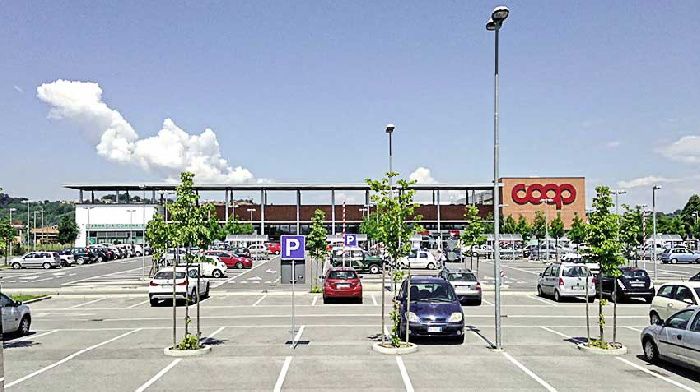 The new law will oblige the owners of the shopping center to expand the road