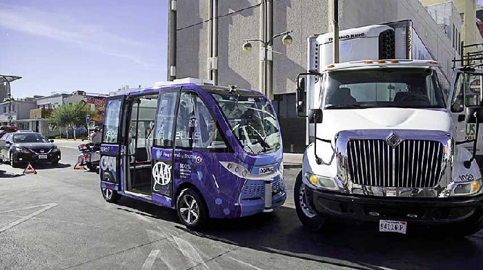 The first unmanned Shuttle Las Vegas strip caused a car accident in the first hour of work