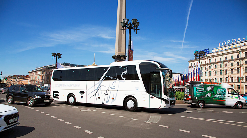 Cruise ship MAN pleased Petrograd on parade