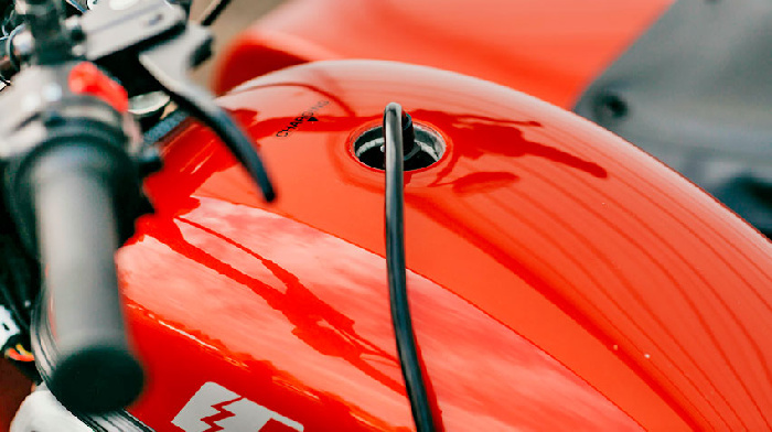 Legendary motobrendy Vespa and Ural acquire electric versions