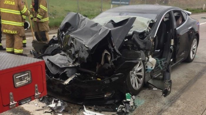 Tesla car got into another car accident with a pumper
