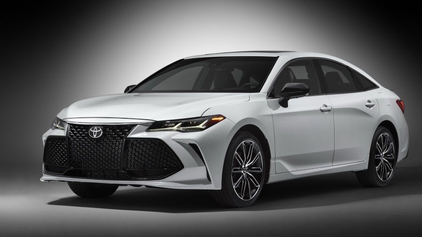 New sedan Toyota Avalon followed in the footsteps of the Camry
