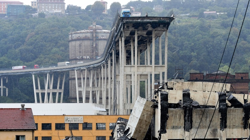 The collapse of the bridge in Genoa. First results a day later