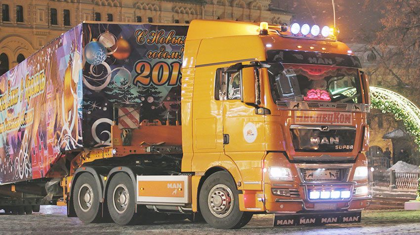 The train MAN brought to the Kremlin the Christmas tree 2019