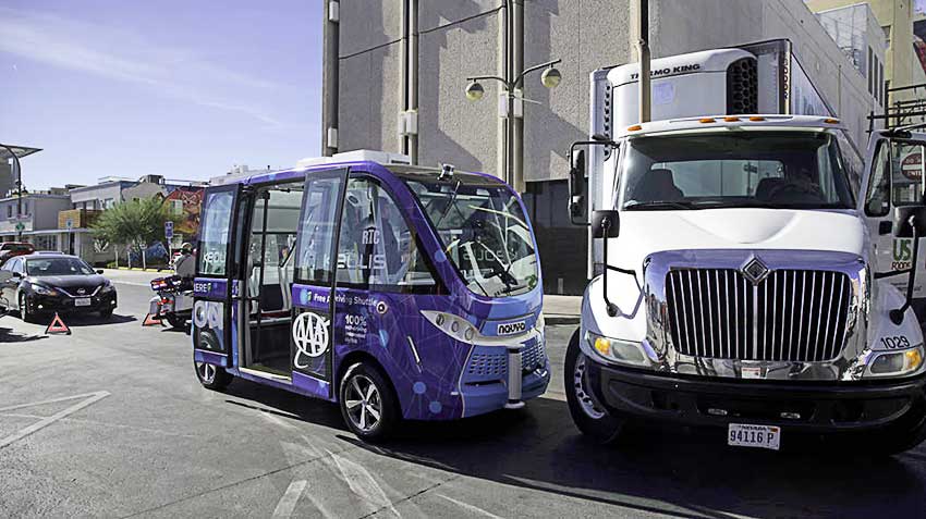 The first unmanned Shuttle Las Vegas strip caused a car accident in the first hour of work