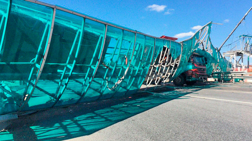 The truck demolished the pedestrian bridge at the Yaroslavl