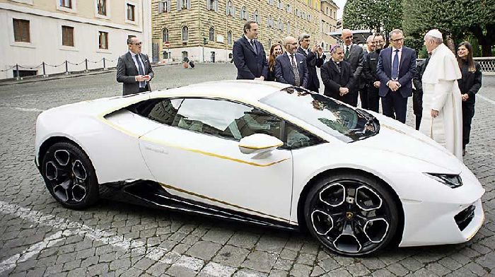 For the Pope prepared a special model Lambo Huracan