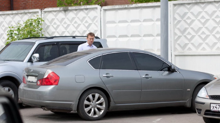 Gold vs Navalny: one cooler cars?