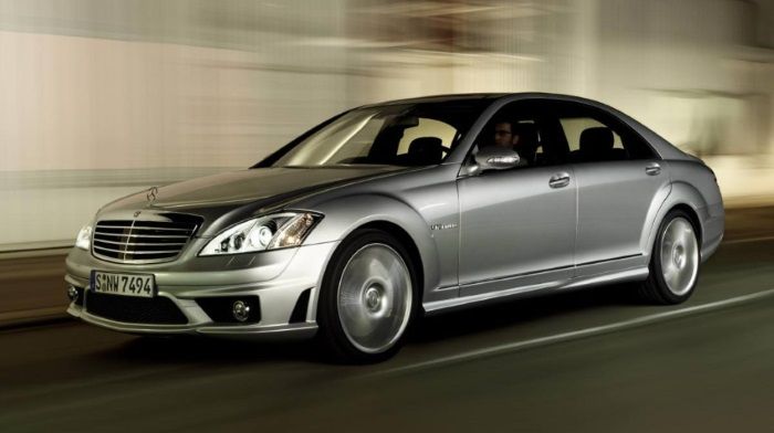 Service men rode on Mercedes-Benz S63 AMG for ice cream while at the dealer