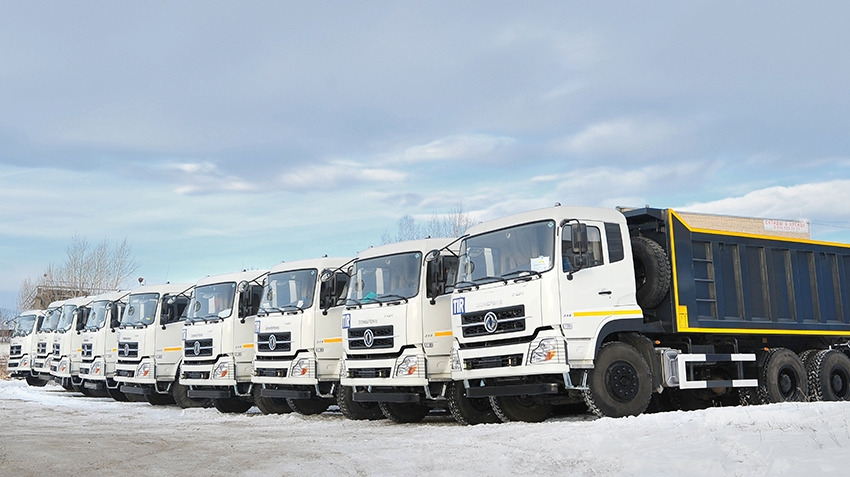 Convoy leasing dump trucks Dongfeng went to "Yamaldorstroy"