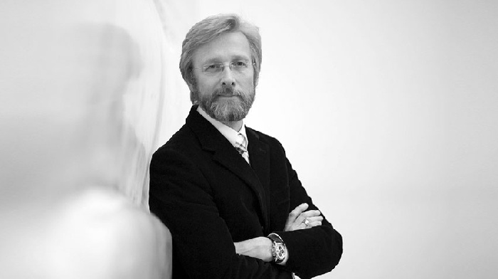 Chris Bangle has described the design of modern cars "banal"
