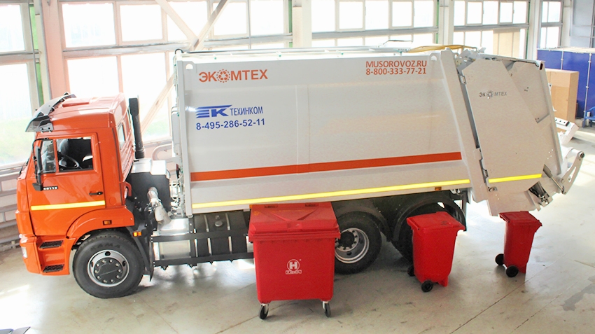Garbage trucks with the name "Ekomteh"