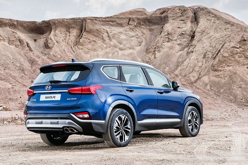 2019-Hyundai-Santa-Fe_rear.jpg