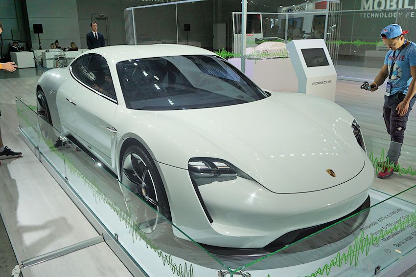 Porsche-Taycan_Mission-E.jpg